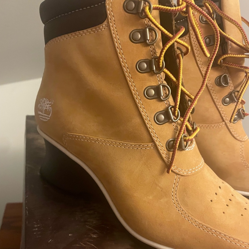 timberland boots women 6 , new and still with box. Only used to try them on…